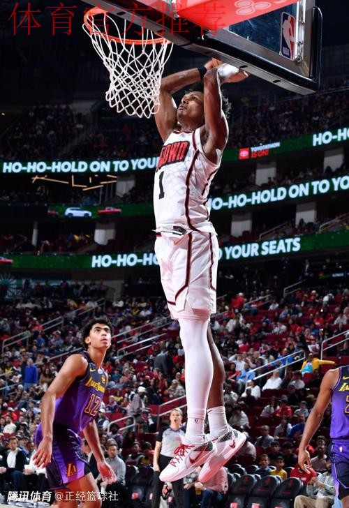 阿门强行突破 潇洒转身上篮得手 阿门强行突破 潇洒转身上篮得手